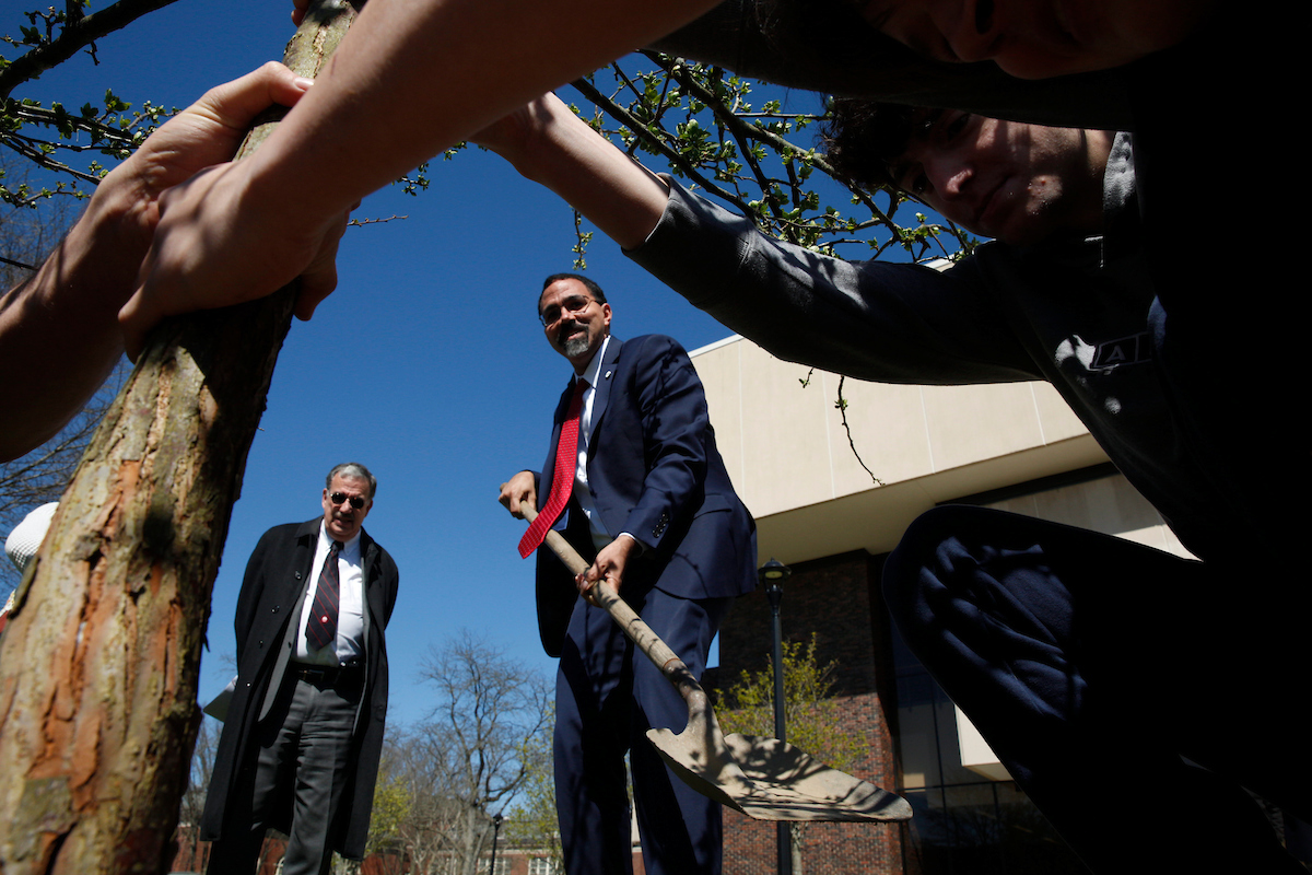 SUNY Chancellor spends Earth Day at SUNY Cortland